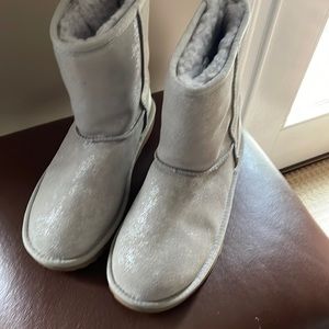 Girls Uggs like new size 4